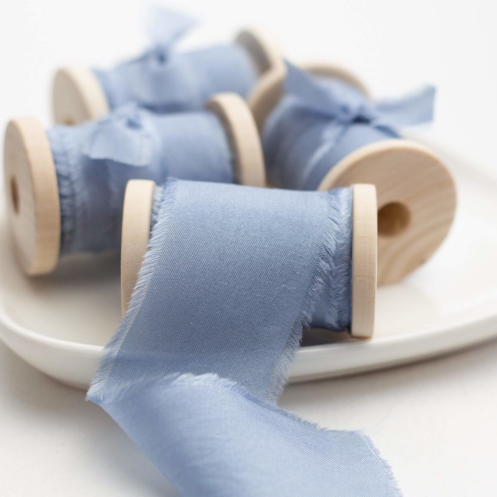 Seidenband Dusty Blue 32mm - Siegel Boutique Mestharm