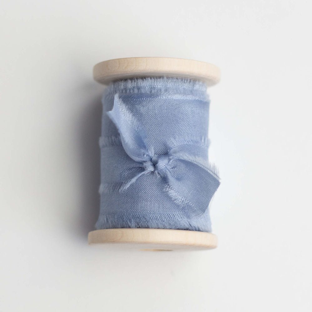 Seidenband Dusty Blue 32mm - Siegel Boutique Mestharm
